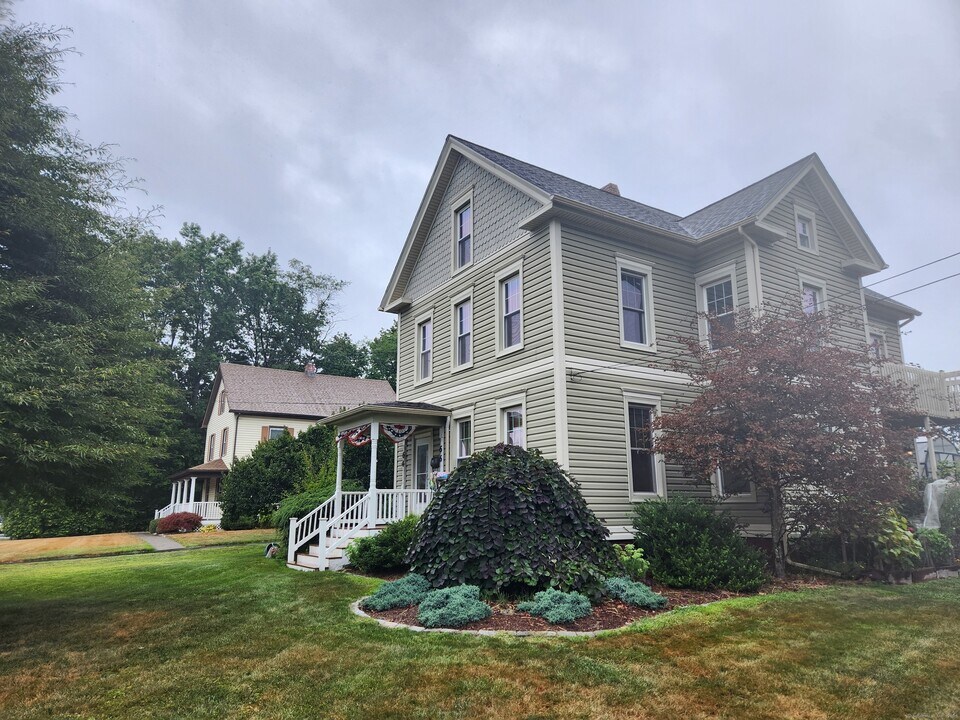 64 Willard Ave in Newington, CT - Foto de edificio