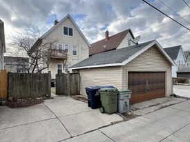 3350 N Oakland Ave in Milwaukee, WI - Building Photo