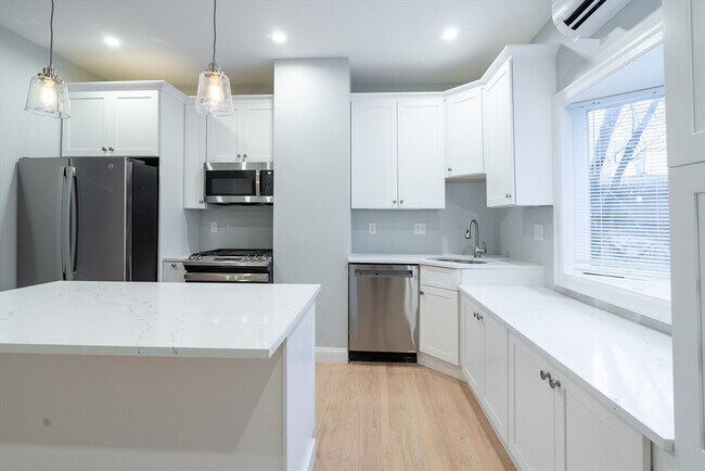 60 6th St, Unit 1 in Cambridge, MA - Foto de edificio - Building Photo