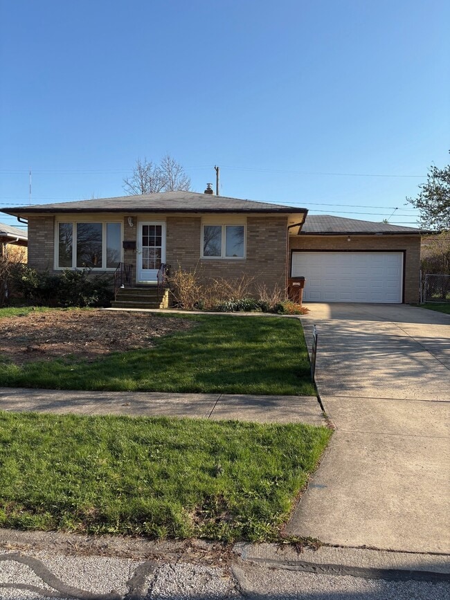 property at 2921 Woodlawn Dr