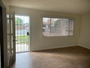 220 Douglas St in Bakersfield, CA - Foto de edificio - Building Photo