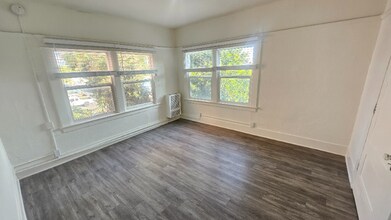 1330 W 11th St in Los Angeles, CA - Building Photo - Building Photo