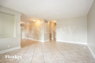 811 Salem Ln in Carpentersville, IL - Building Photo - Building Photo