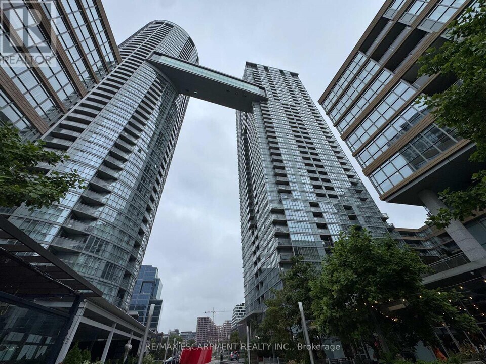 15 Iceboat Terr in Toronto, ON - Building Photo