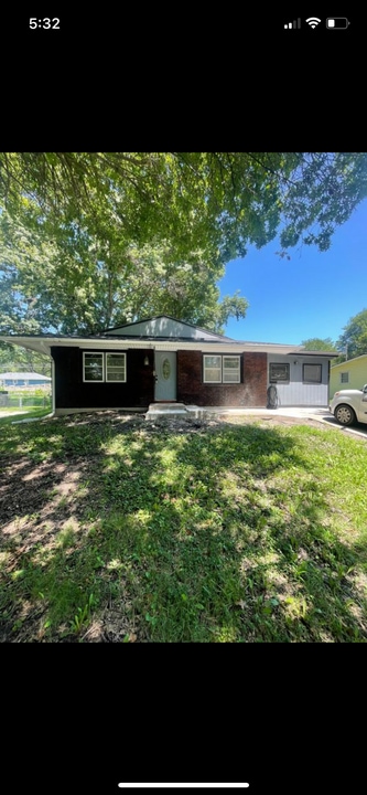 316 Holiday Dr in Lansing, KS - Building Photo