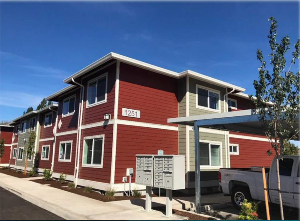 1251-1255 E Lincoln St in Woodburn, OR - Foto de edificio