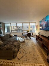 201 E Chestnut St, Unit 4d in Chicago, IL - Building Photo - Building Photo