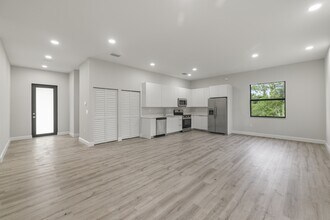 851 Carbon St E in Lehigh Acres, FL - Building Photo - Building Photo