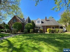 330 Westview Ave in Fort Lee, NJ - Building Photo