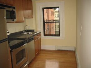 1084 Boylston St, Unit 2 in Boston, MA - Building Photo - Building Photo