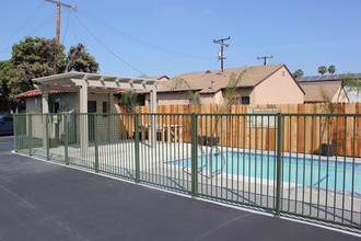 Casa Royale in Bellflower, CA - Building Photo - Building Photo