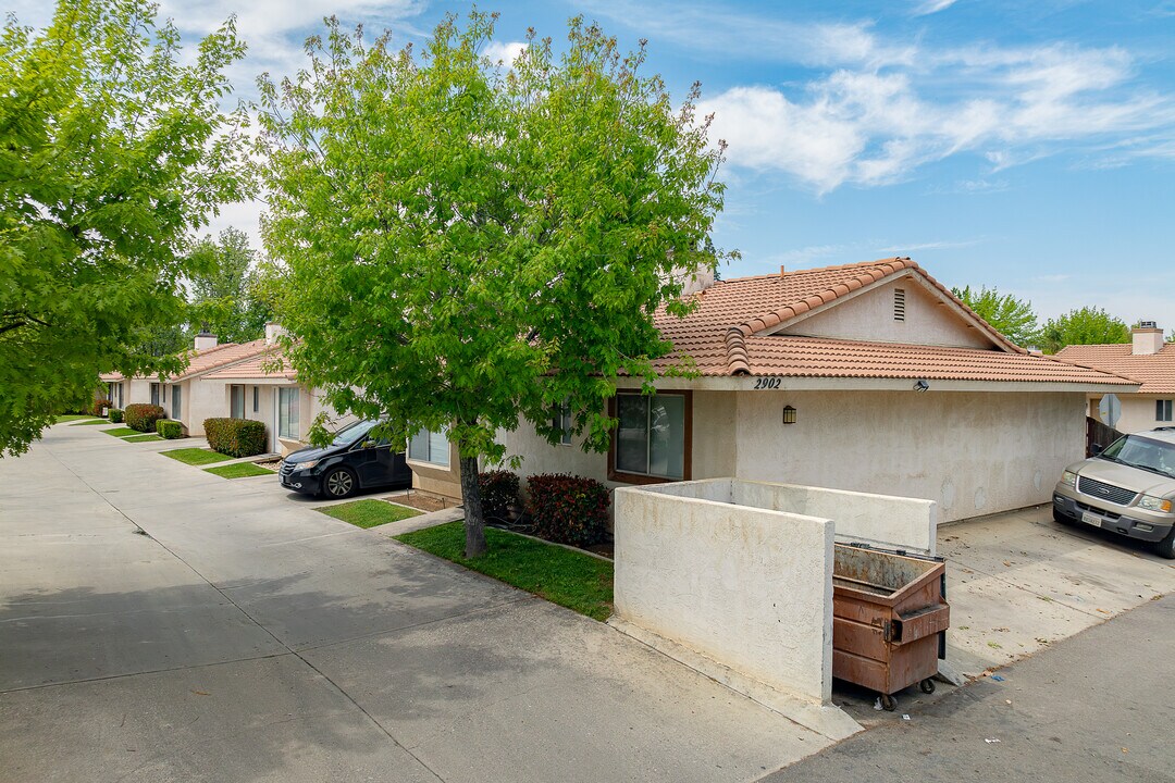 2902 Gosford Rd in Bakersfield, CA - Building Photo