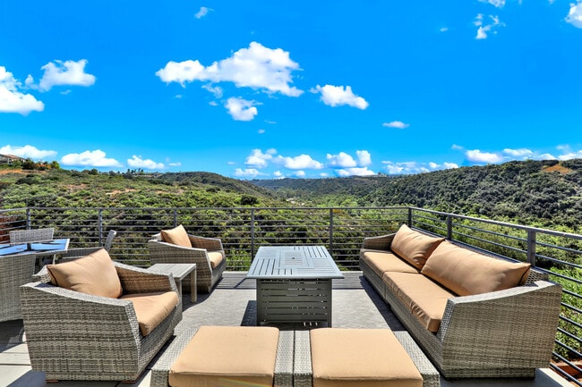 5988 Shaw Lopez Row in San Diego, CA - Building Photo - Building Photo