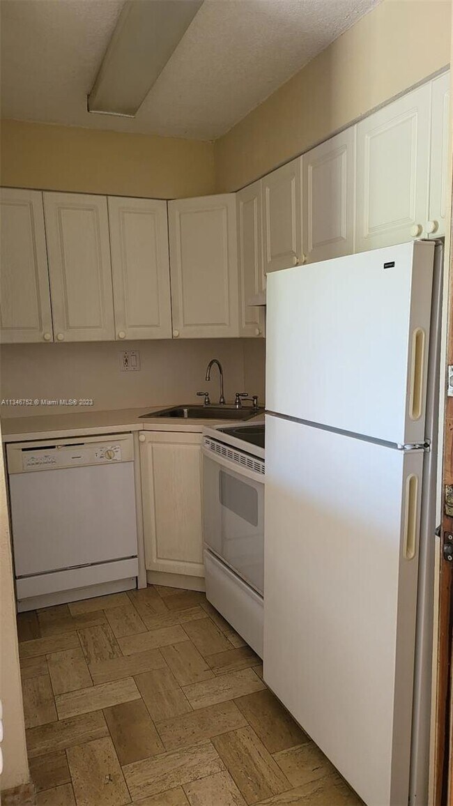 5199 NW 7th St-Unit -611 in Miami, FL - Building Photo - Building Photo