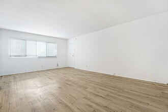 744 S.Windsor Blvd. - just south of Wilshire Blvd., Unit 05 in Los Angeles, CA - Foto de edificio - Building Photo