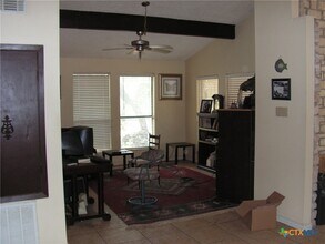 201 Dorothy Dr in New Braunfels, TX - Foto de edificio - Building Photo