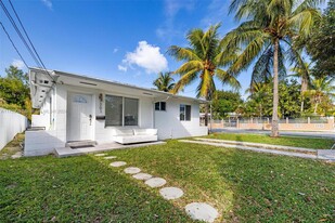 301 NW 34th St in Miami, FL - Foto de edificio - Building Photo