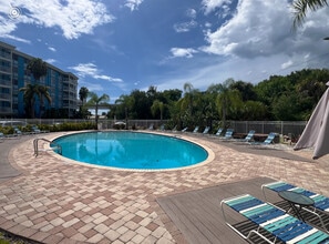 3315 58th Ave S, Unit 303 in St. Petersburg, FL - Foto de edificio - Building Photo