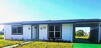 22335 Montrose Ave in Port Charlotte, FL - Building Photo
