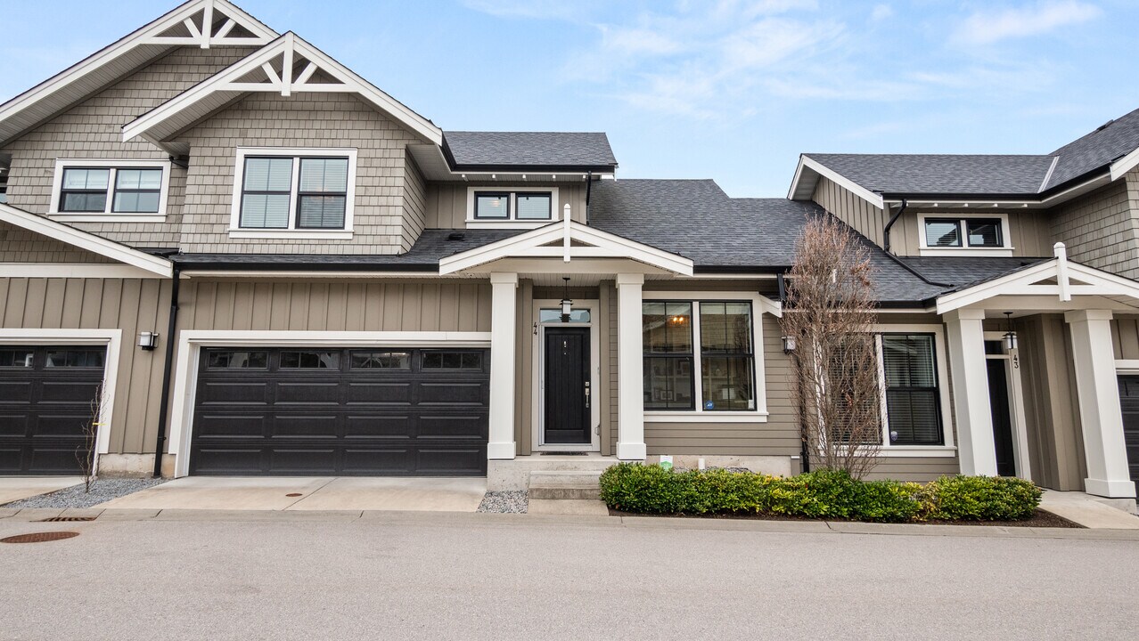 22057-22049 49 Ave in Langley, BC - Building Photo