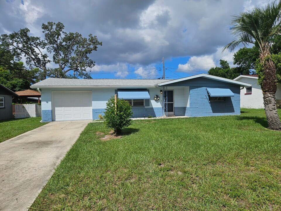 5023 Overlook Dr in New Port Richey, FL - Foto de edificio