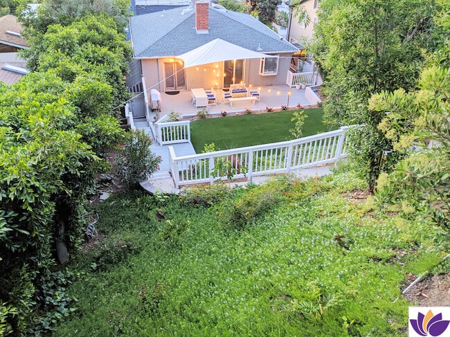 11423 Sunshine Ter in Studio City, CA - Building Photo - Building Photo