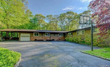 20 Cherry Ln in Syosset, NY - Foto de edificio - Building Photo