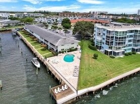 68 Yacht Club Dr, Unit Marina Harbour in North Palm Beach, FL - Building Photo