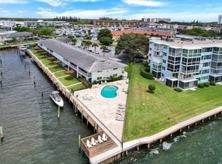 68 Yacht Club Dr, Unit Marina Harbour in North Palm Beach, FL - Building Photo