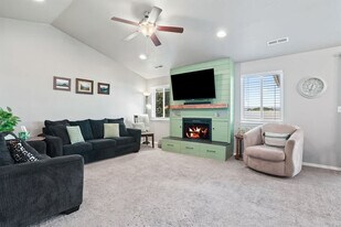 218 Cliff Swallow Ave in Caldwell, ID - Building Photo