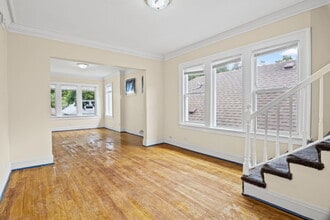 8204 S Marquette Ave in Chicago, IL - Building Photo - Building Photo