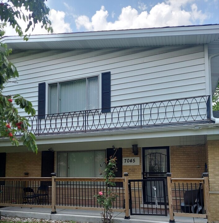 7045 W Carol Ave in Niles, IL - Foto de edificio