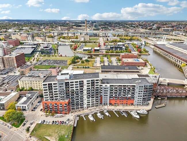 106 W Seeboth St in Milwaukee, WI - Building Photo - Building Photo