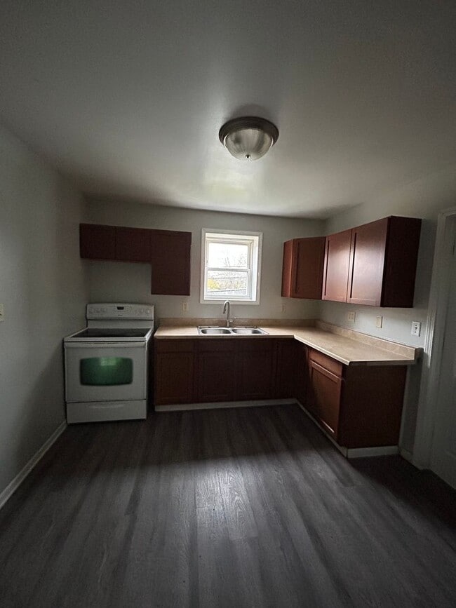 105 W Emeline St in Milford, IN - Foto de edificio - Building Photo