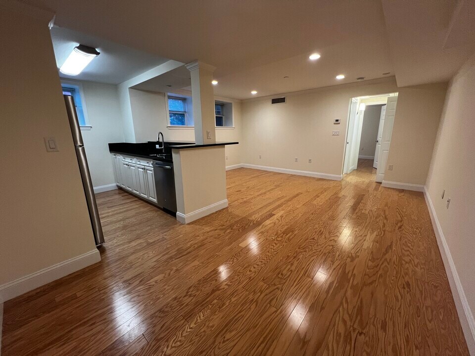 1642 Massachusetts Ave, Unit 3A in Cambridge, MA - Building Photo