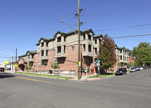 Highland Court in Denver, CO - Foto de edificio - Building Photo