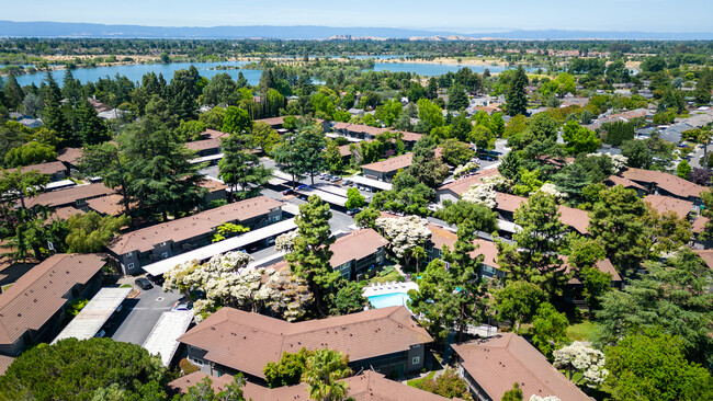 Casa Arroyo Apartments in Fremont, CA - Foto de edificio - Building Photo