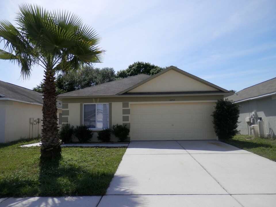 11757 Lynmoor Dr in Riverview, FL - Building Photo