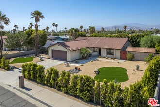 401 E San Rafael Dr in Palm Springs, CA - Foto de edificio - Building Photo