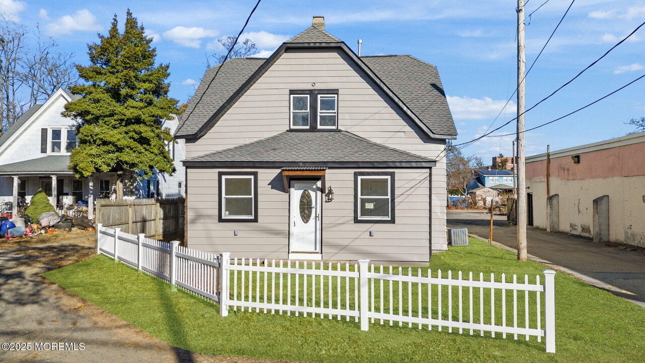 83 Church St in Keansburg, NJ - Foto de edificio