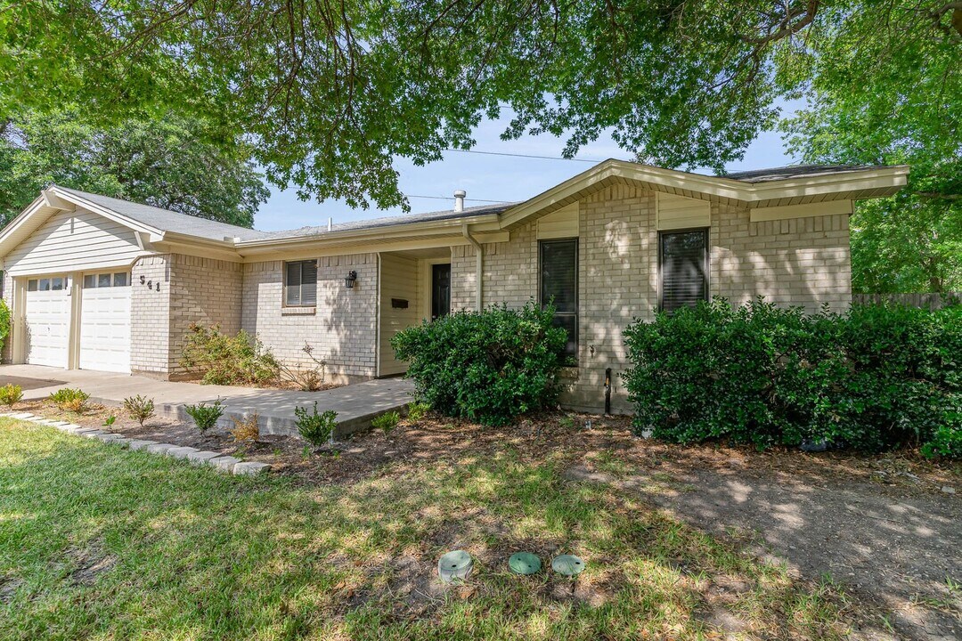 541 Forrest Hill Ln in Grand Prairie, TX - Building Photo