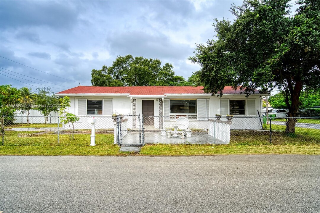 225 SE 2nd St in Hallandale Beach, FL - Foto de edificio