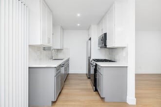 11737 Courtleigh Dr. in Los Angeles, CA - Foto de edificio - Interior Photo