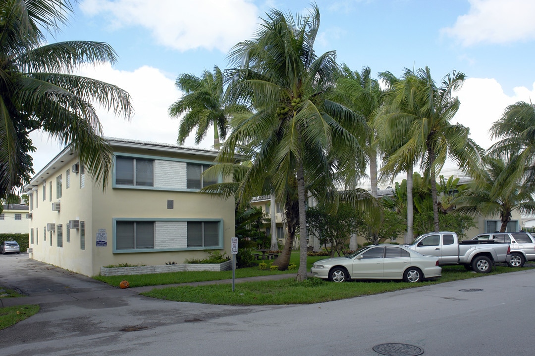 Riviera Isles in Coral Gables, FL - Foto de edificio