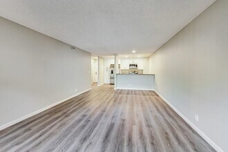240 N Bayshore Blvd in San Mateo, CA - Foto de edificio - Building Photo