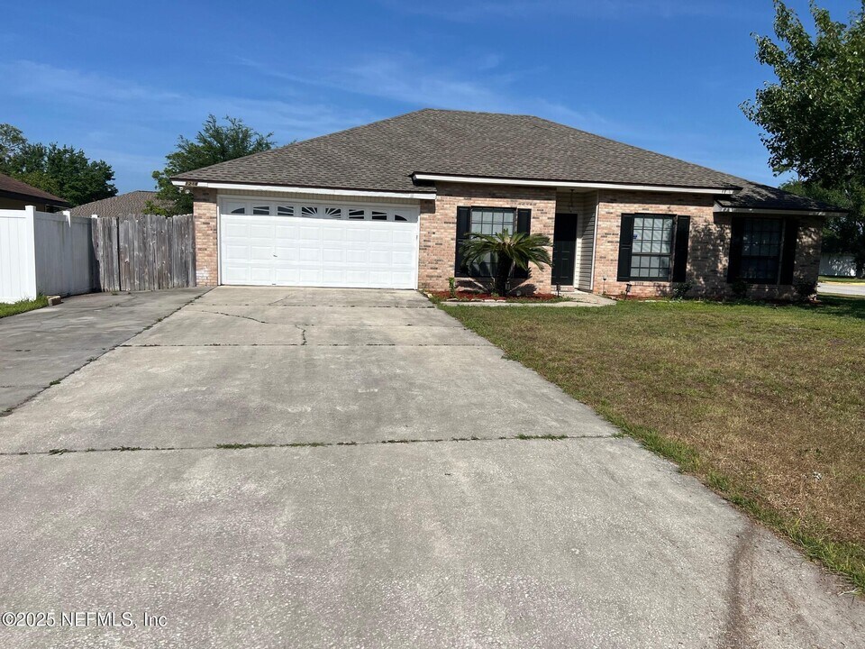 1218 Summit Oaks Dr E in Jacksonville, FL - Building Photo