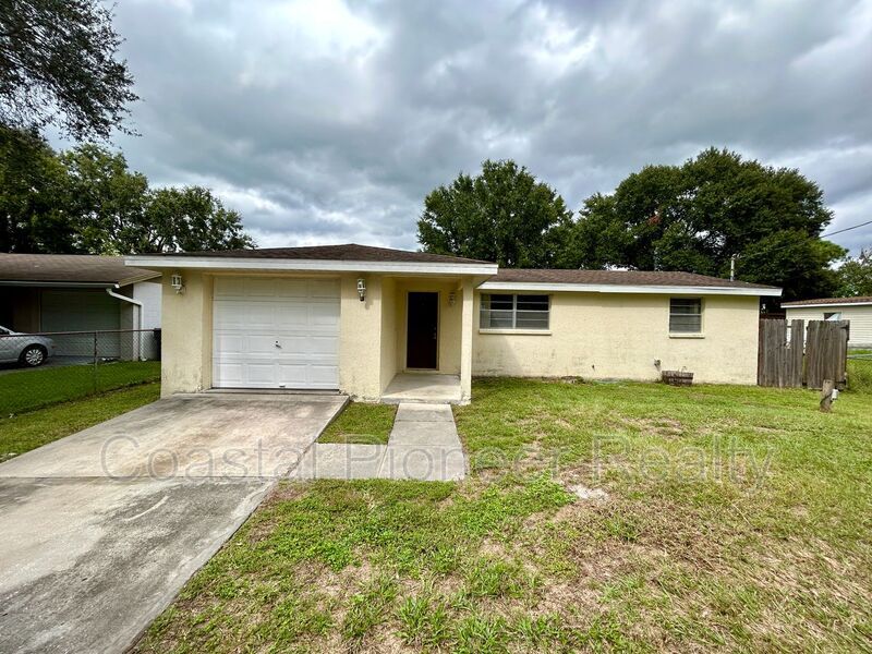 8819 W Robson St in Tampa, FL - Building Photo