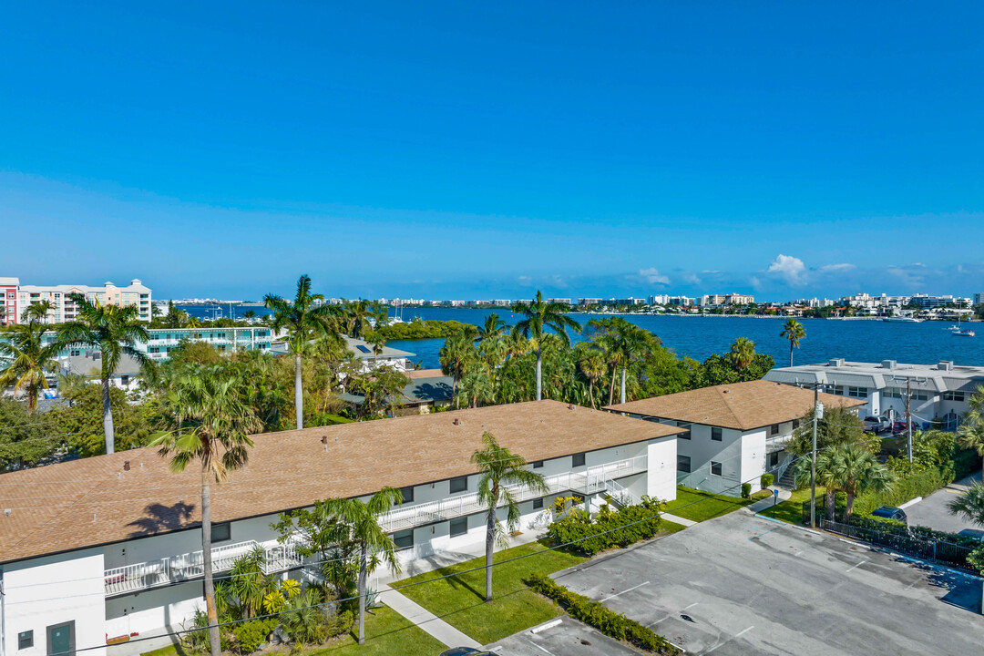 235 Croton Ave in Lantana, FL - Foto de edificio