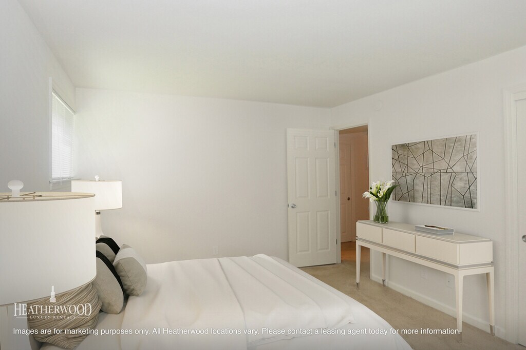 Pinewood Village Coram, NY Apartments