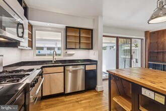1610 N Greenbrier St in Arlington, VA - Building Photo - Building Photo